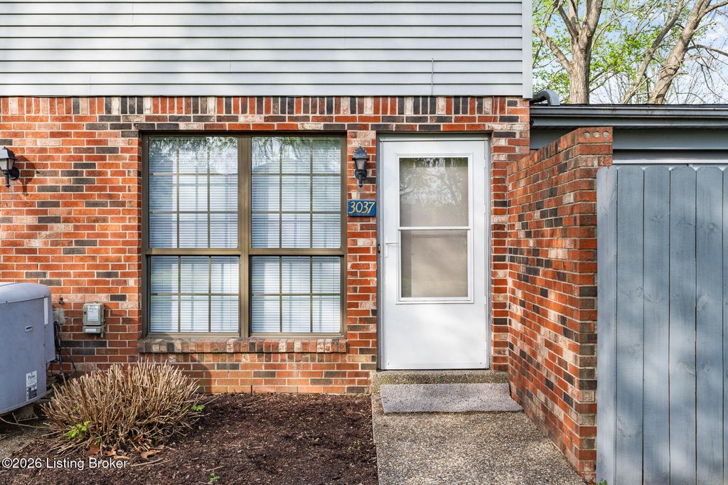 Photo of 3037 Fordhaven Rd, Louisville, KY 40214 (MLS # 1714328)