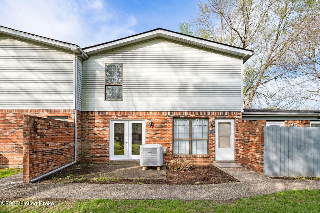 Photo of 3037 Fordhaven Rd, Louisville, KY 40214 (MLS # 1714328)