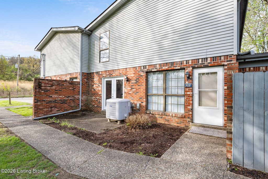 Photo of 3037 Fordhaven Rd, Louisville, KY 40214 (MLS # 1714328)