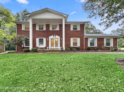 Photo of 2522 Windsor Forest Dr, Louisville, KY 40272 (MLS # 1729696)