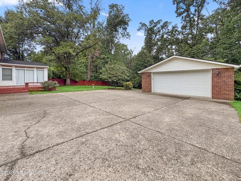 Tiny photo for 2522 Windsor Forest Dr, Louisville, KY 40272 (MLS # 1729696)