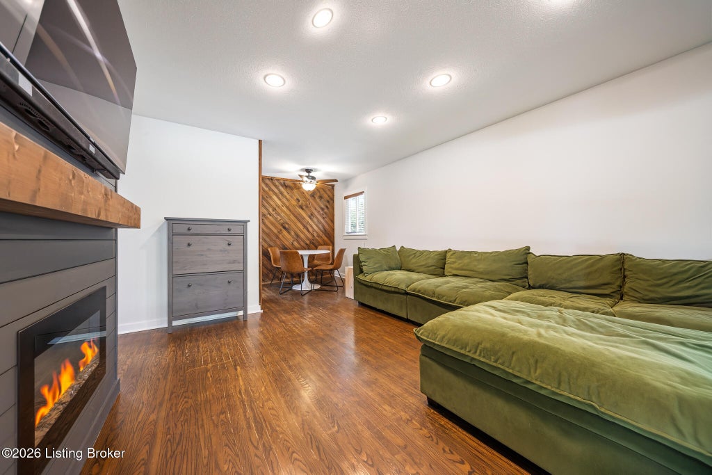 Photo of 6103 Whispering Hills Blvd, Louisville, KY 40219 (MLS # 1722303)