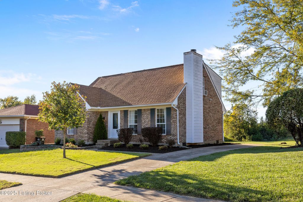 Photo of 4724 Ferrer Way, Jeffersontown, KY 40299 (MLS # 1700508)