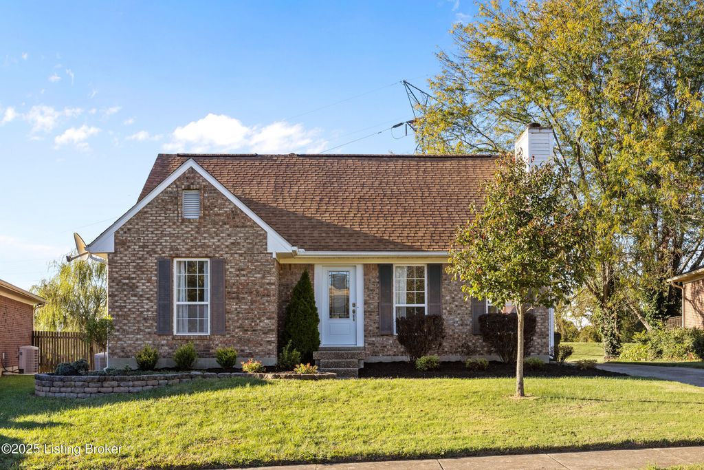 Photo of 4724 Ferrer Way, Jeffersontown, KY 40299 (MLS # 1700508)