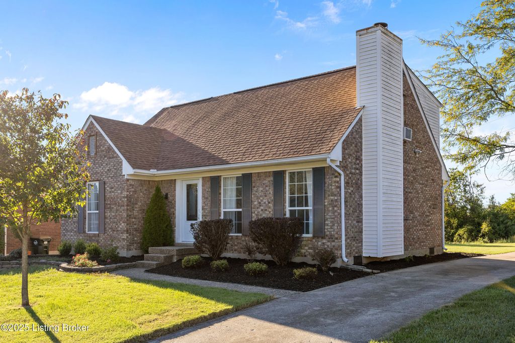 Photo of 4724 Ferrer Way, Jeffersontown, KY 40299 (MLS # 1700508)