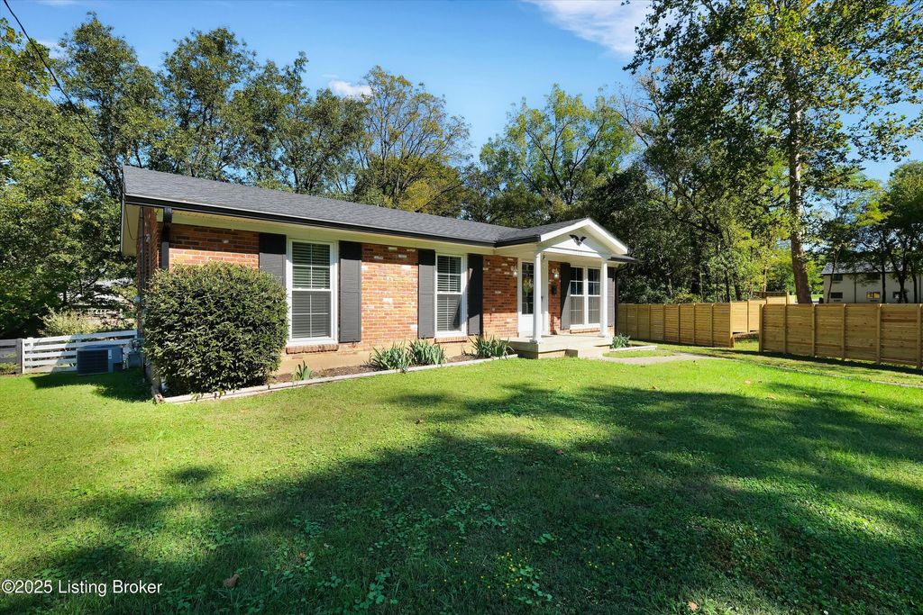 Photo of 3213 Cabinwood Dr, Louisville, KY 40220 (MLS # 1701981)