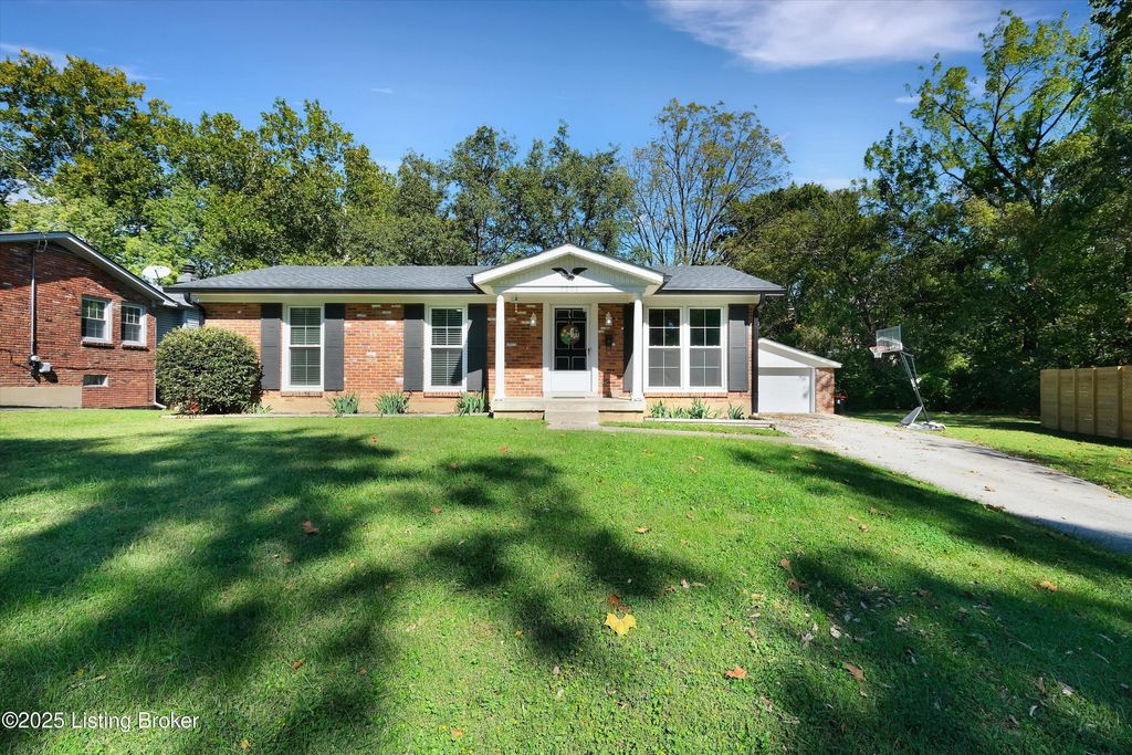 Photo of 3213 Cabinwood Dr, Louisville, KY 40220 (MLS # 1701981)