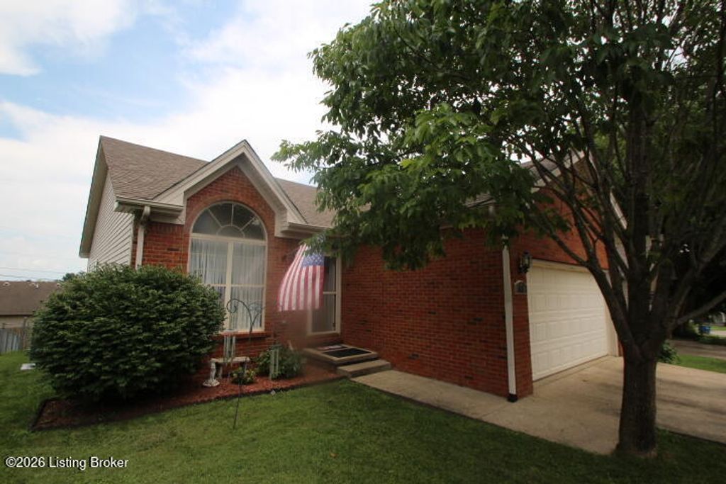 Photo of 109 Yorkshire Dr, Lawrenceburg, KY 40342 (MLS # 1722599)