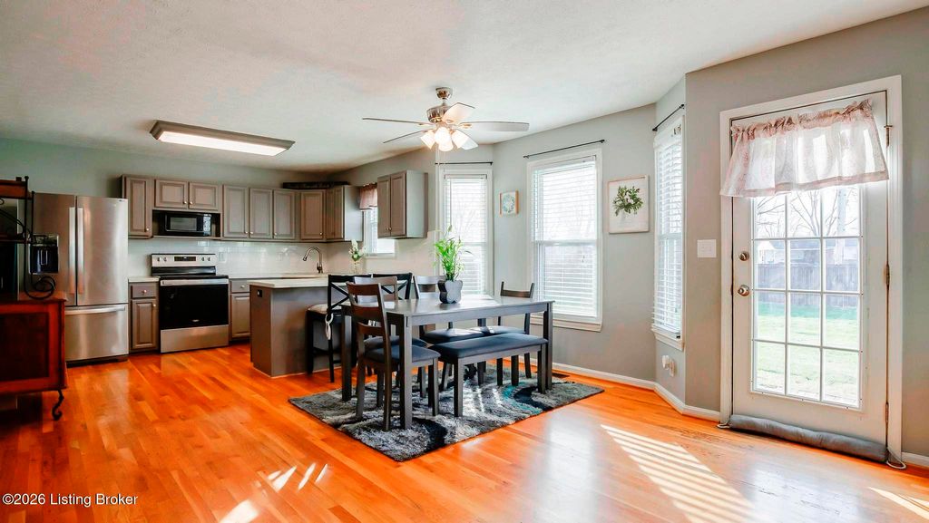 Photo of 6102 Hunters Point Ct, Louisville, KY 40216 (MLS # 1711314)