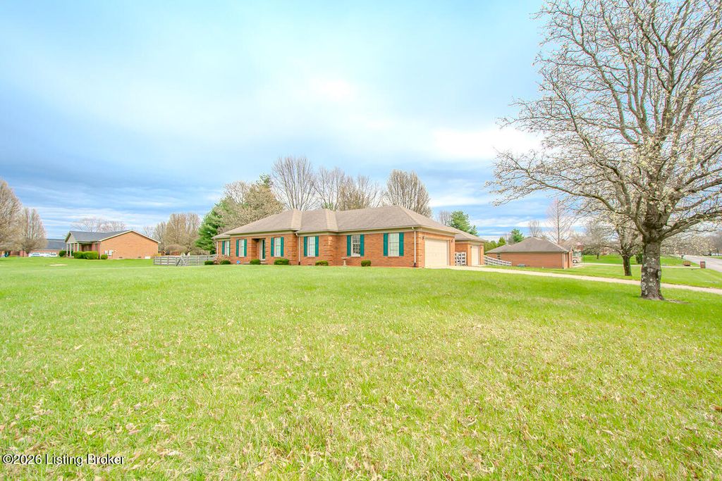 Photo of 1001 Navajo Dr, Bardstown, KY 40004 (MLS # 1712288)