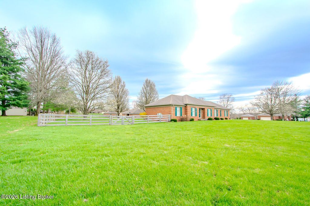 Photo of 1001 Navajo Dr, Bardstown, KY 40004 (MLS # 1712288)