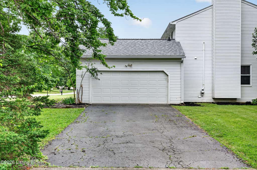Photo of 8905 Wooded Glen Rd, Louisville, KY 40220 (MLS # 1720523)