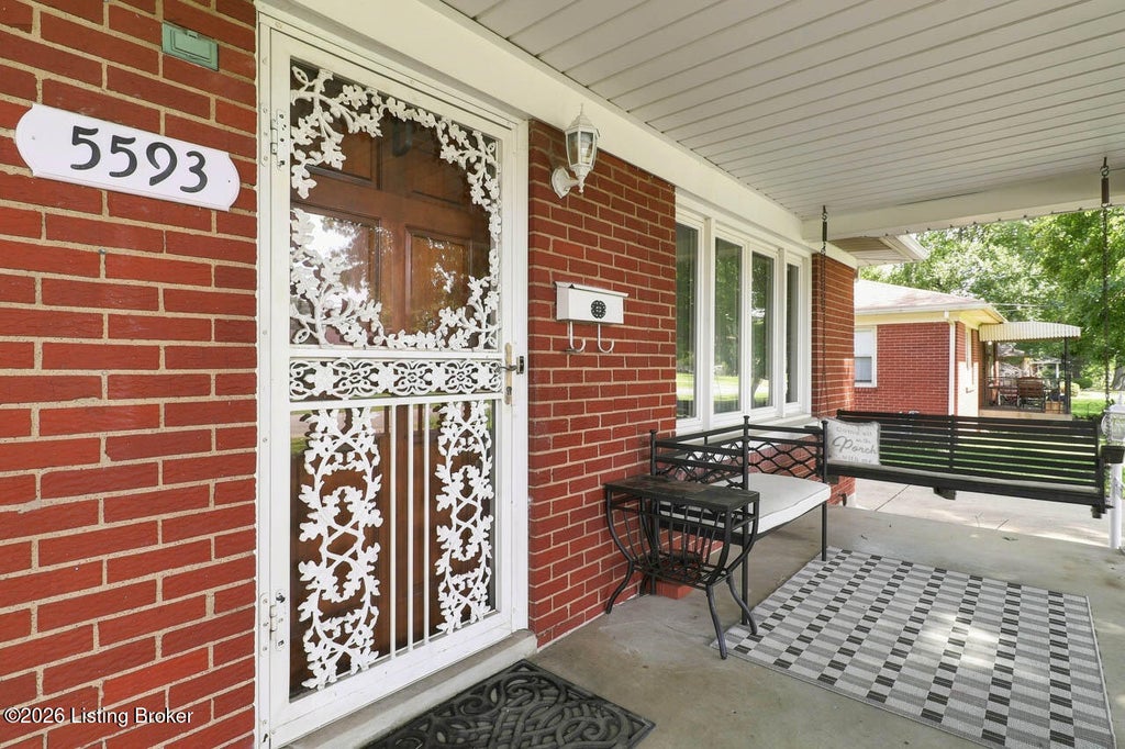 Photo of 5593 Mark Dr, Louisville, KY 40258 (MLS # 1727795)