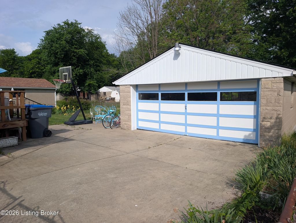 Photo of 5524 Mariemont Rd, Louisville, KY 40258 (MLS # 1715845)