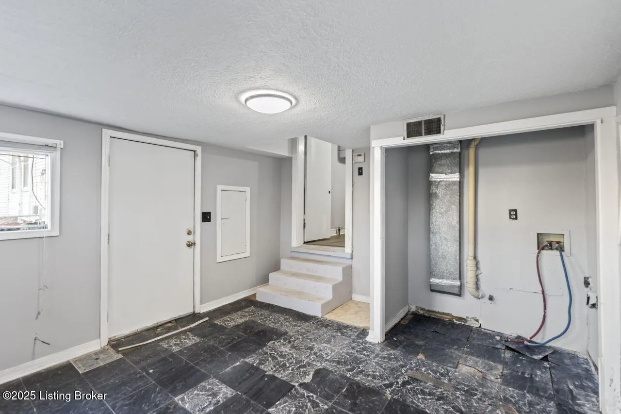 Louisville, Kentucky 40211, United States, 3 Bedrooms Bedrooms, ,2 BathroomsBathrooms,Residential,Active,143482