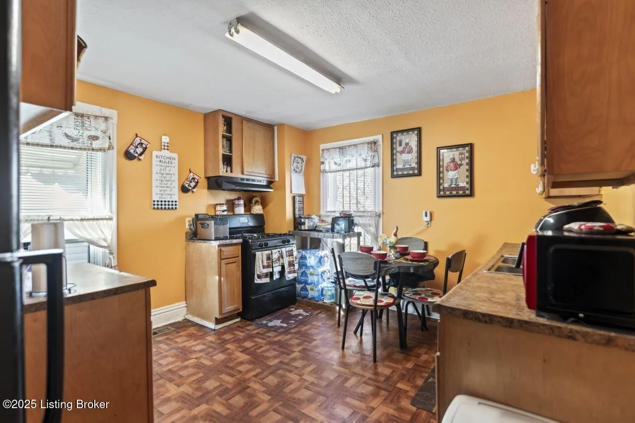 Louisville, Kentucky 40211, United States, 3 Bedrooms Bedrooms, ,2 BathroomsBathrooms,Residential,Active,143482