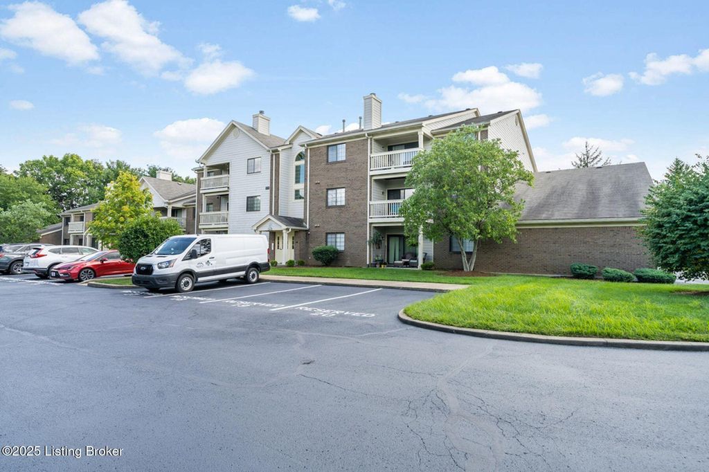 Photo of 3501 Lennox View Ct #310, Louisville, KY 40299 (MLS # 1714708)