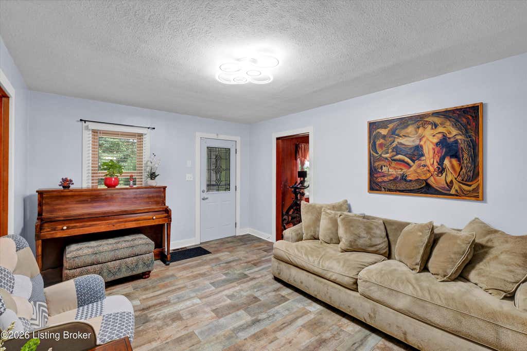 Photo of 1516 Eskridge Ln, Louisville, KY 40216 (MLS # 1726494)