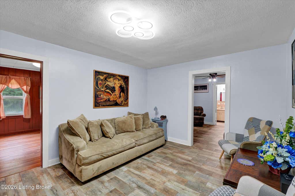 Photo of 1516 Eskridge Ln, Louisville, KY 40216 (MLS # 1726494)