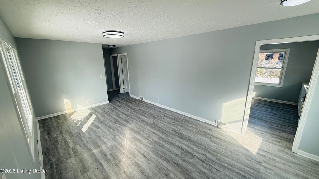 Photo of 307 E Southside Ct, Louisville, KY 40214 (MLS # 1705390)