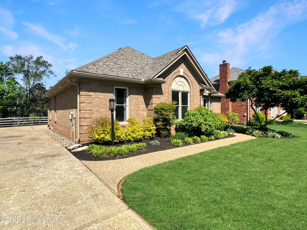 Photo of 4022 Saratoga Woods Dr, Louisville, KY 40299 (MLS # 1715493)
