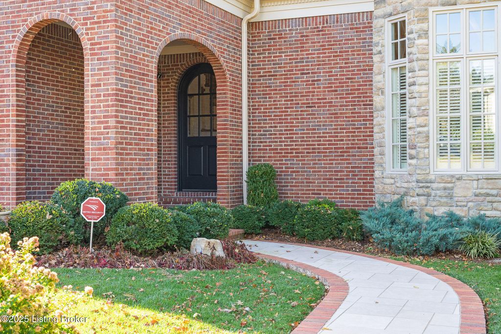 Photo of 1428 Mockingbird Valley Green, Louisville, KY 40207 (MLS # 1710529)