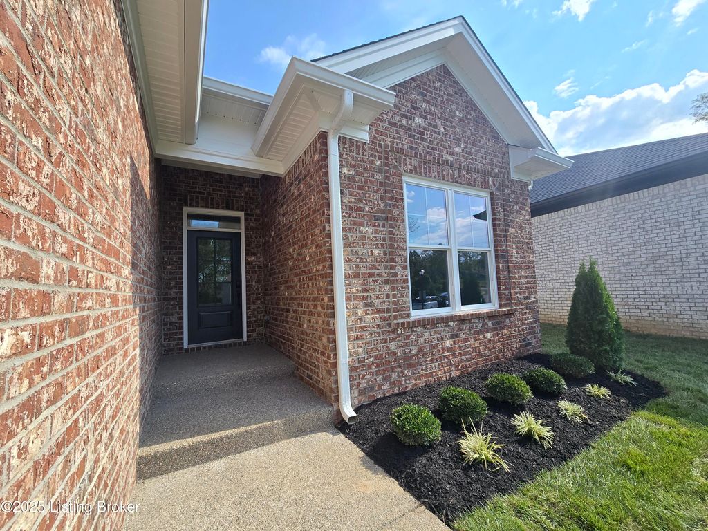 Photo of 4427 Lochridge Pkwy, Louisville, KY 40299 (MLS # 1701507)