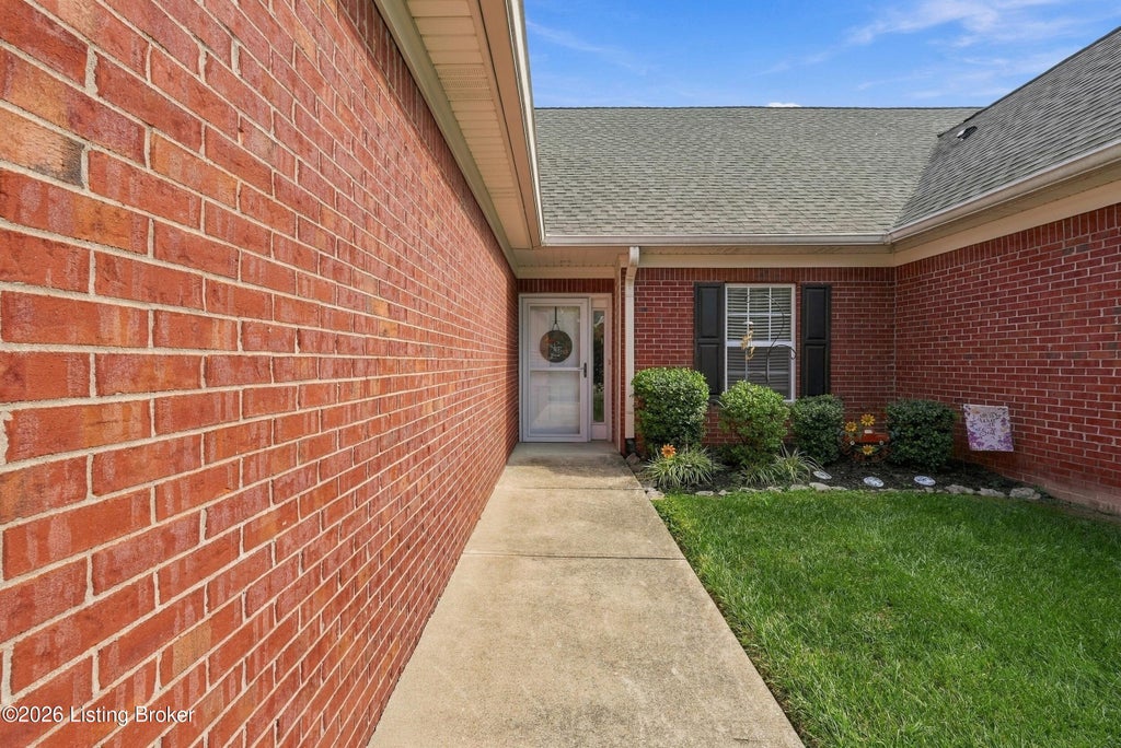 Photo of 10111 Autumn Gardens Way, Louisville, KY 40229 (MLS # 1731718)