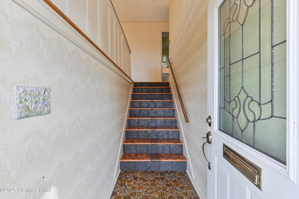 Photo of 411 Trinity Hills Ln, Louisville, KY 40207 (MLS # 1704657)