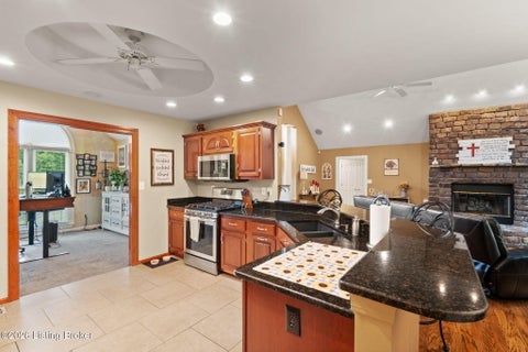 Tiny photo for 9109 Hi View Ln, Louisville, KY 40272 (MLS # 1728825)