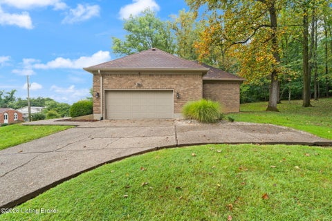 Tiny photo for 9109 Hi View Ln, Louisville, KY 40272 (MLS # 1728825)