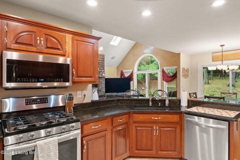 Tiny photo for 9109 Hi View Ln, Louisville, KY 40272 (MLS # 1728825)