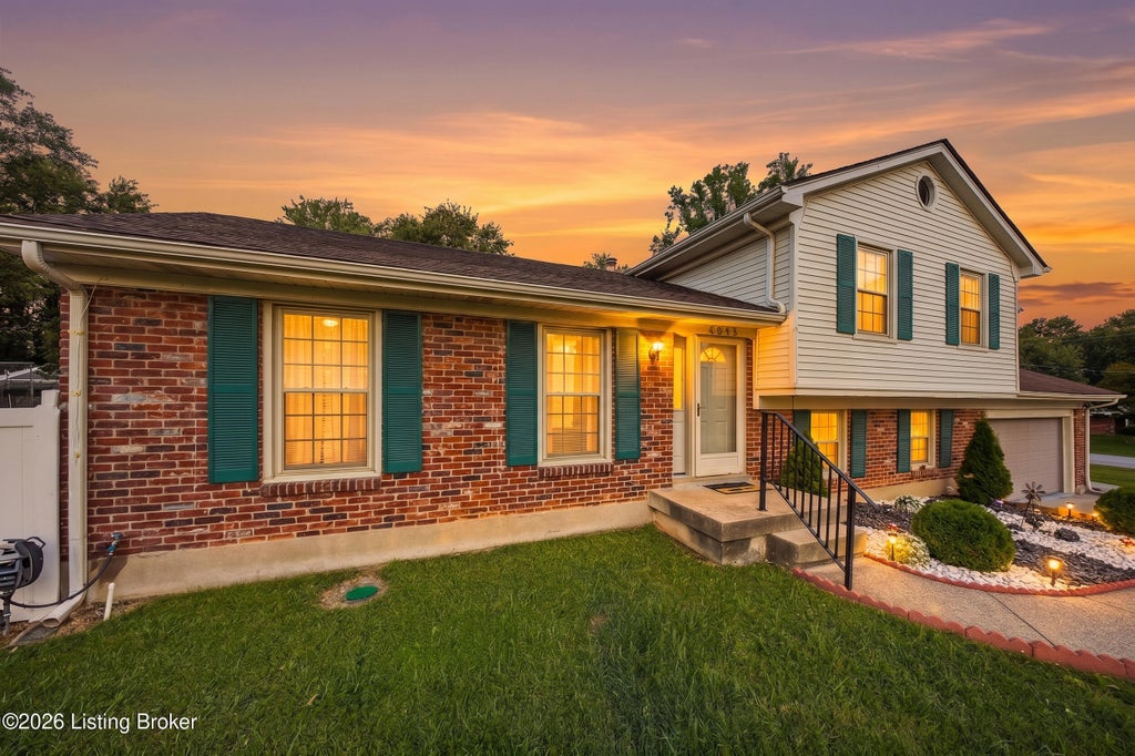 Photo of 6913 Bellcrest Ct, Louisville, KY 40291 (MLS # 1727544)