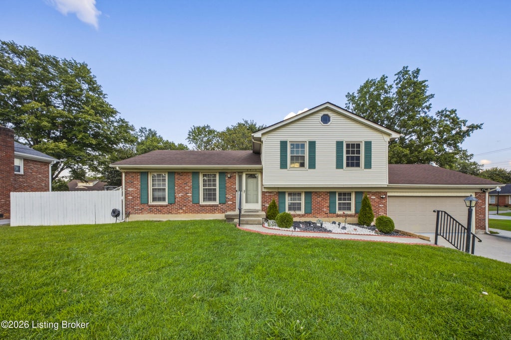 Photo of 6913 Bellcrest Ct, Louisville, KY 40291 (MLS # 1727544)
