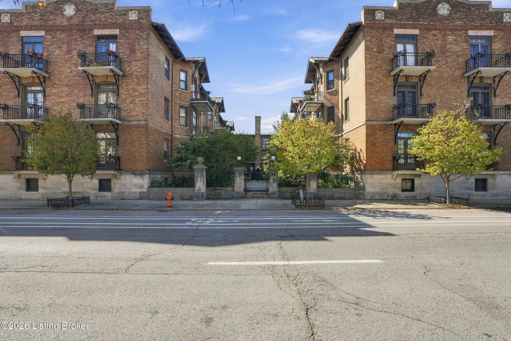 Photo of 420 W Breckinridge St #APT C4, Louisville, KY 40203 (MLS # 1730502)