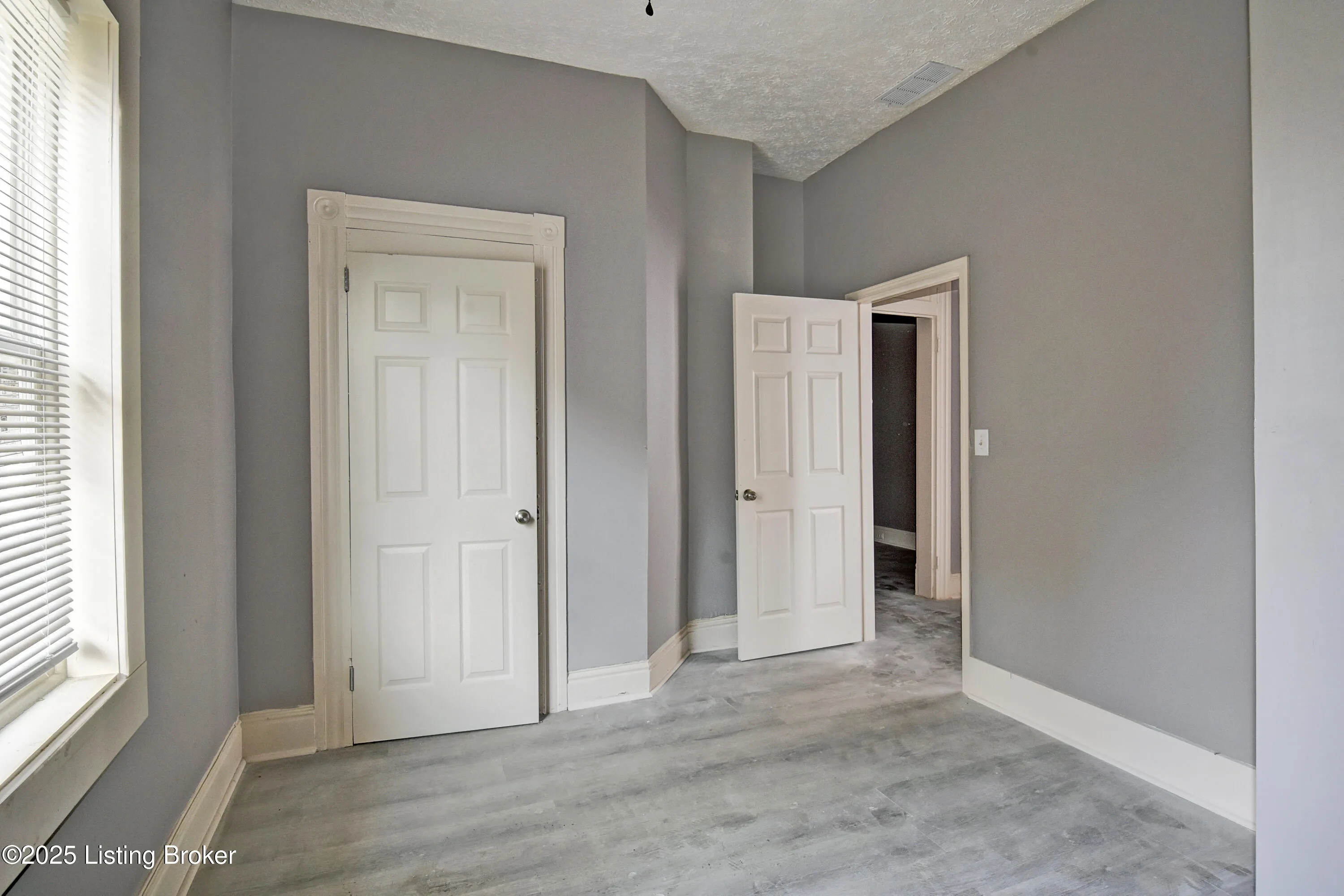 Louisville, Kentucky 40211, United States, 3 Bedrooms Bedrooms, ,1 BathroomBathrooms,Residential,Active,108589