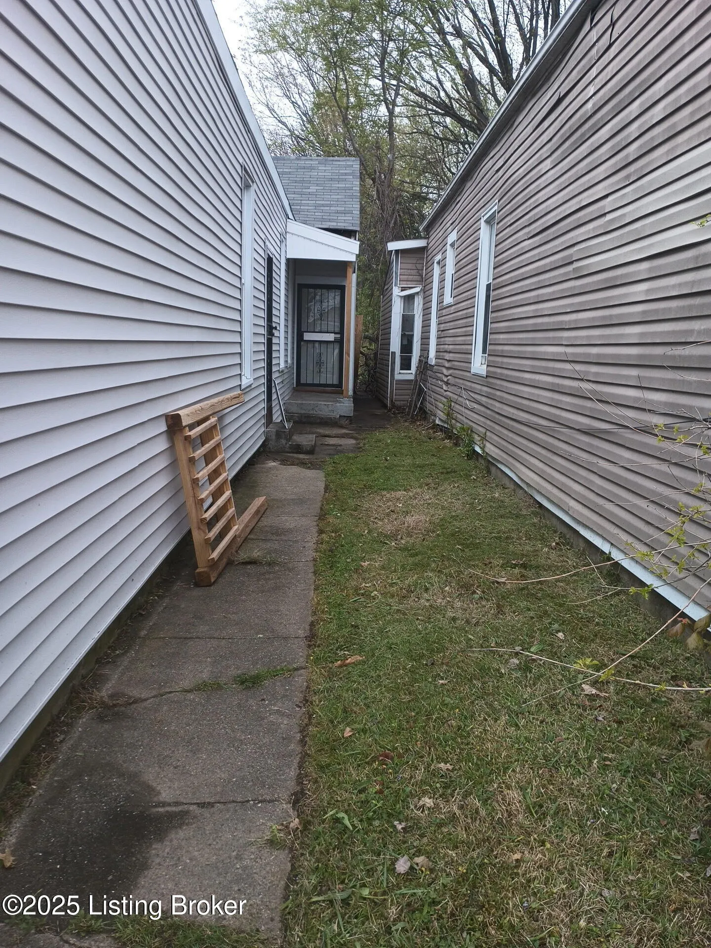 Louisville, Kentucky 40211, United States, 3 Bedrooms Bedrooms, ,1 BathroomBathrooms,Residential,Active,108589