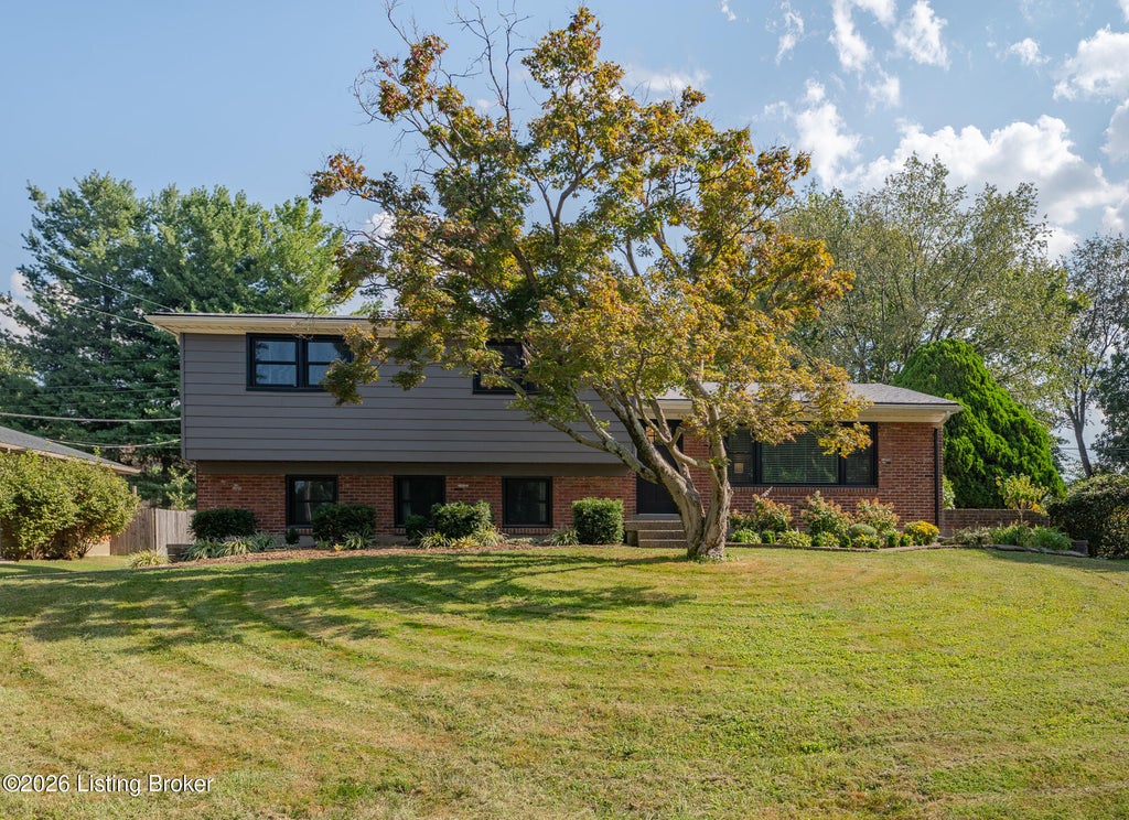 Photo of 9812 Longwood Cir, Louisville, KY 40223 (MLS # 1728656)