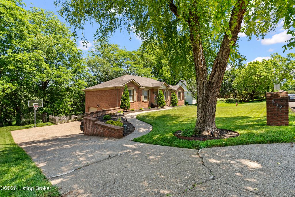 Photo of 217 Edgewood Dr, Bardstown, KY 40004 (MLS # 1719092)