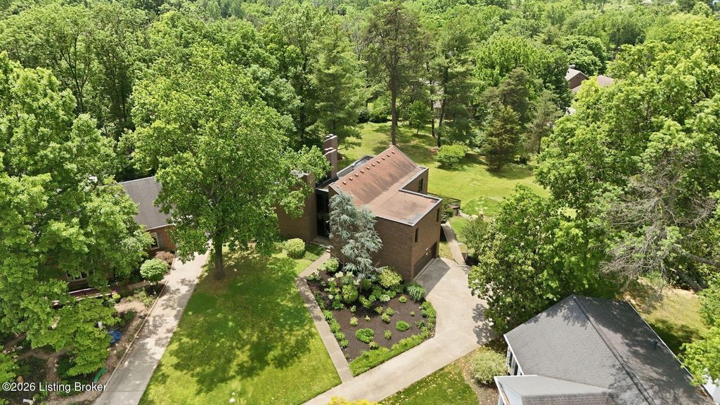 Photo of 1500 Sylvan Ct, Louisville, KY 40205 (MLS # 1718231)