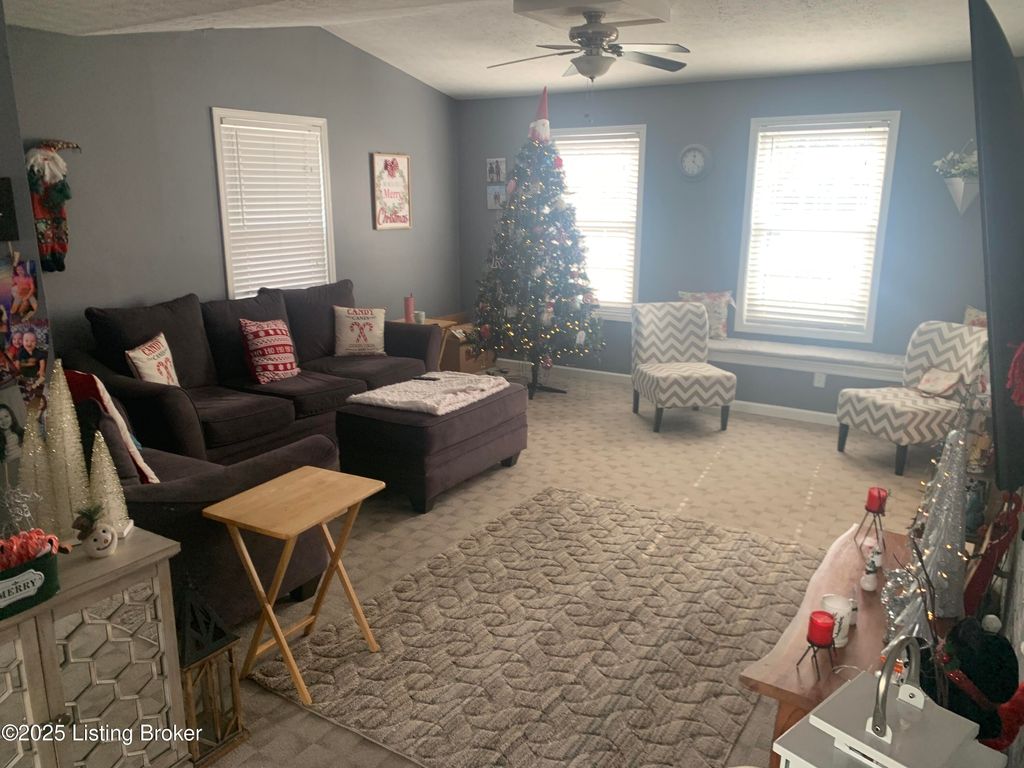 Photo of 4711 Guy Dr, Louisville, KY 40258 (MLS # 1704514)