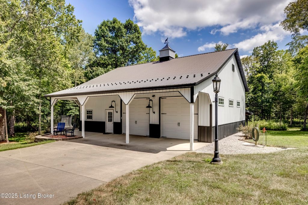 Photo of 3617 Red Oak Dr, La Grange, KY 40031 (MLS # 1696378)