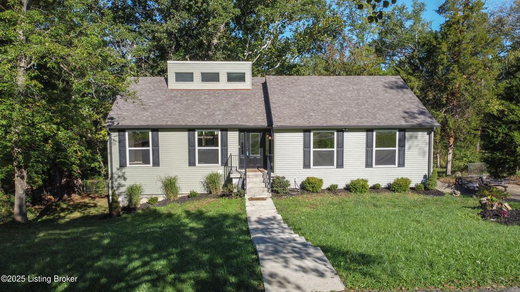 Photo of 3811 Briar Ridge Rd, La Grange, KY 40031 (MLS # 1700271)