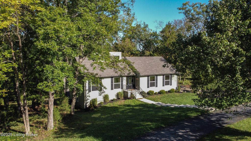 Photo of 3811 Briar Ridge Rd, La Grange, KY 40031 (MLS # 1700271)