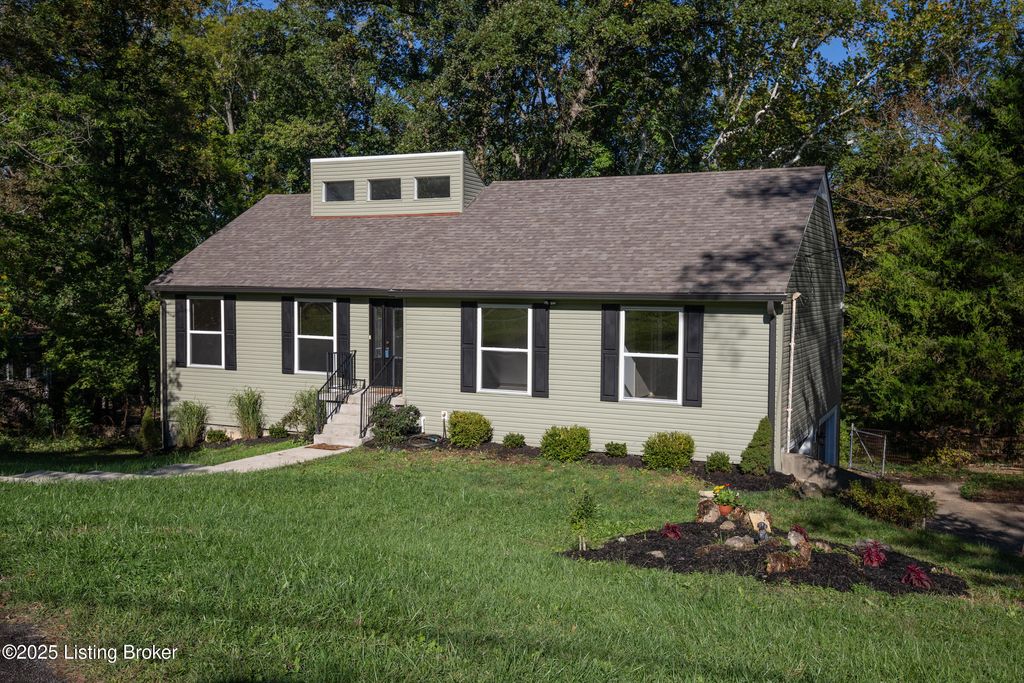 Photo of 3811 Briar Ridge Rd, La Grange, KY 40031 (MLS # 1700271)