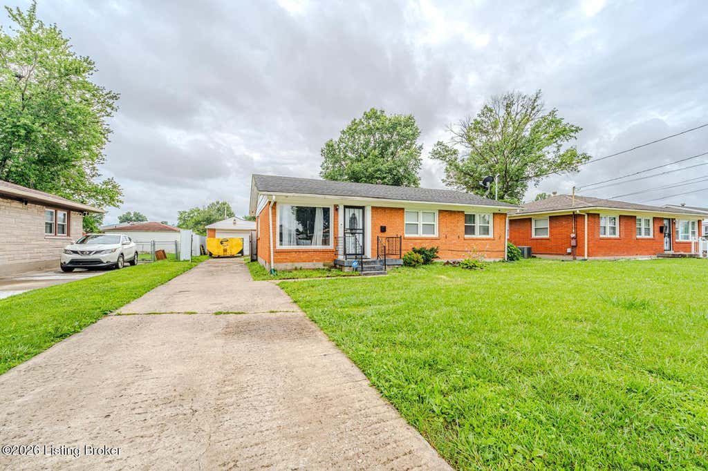 Photo of 3416 E Indian Trail, Louisville, KY 40213 (MLS # 1721923)