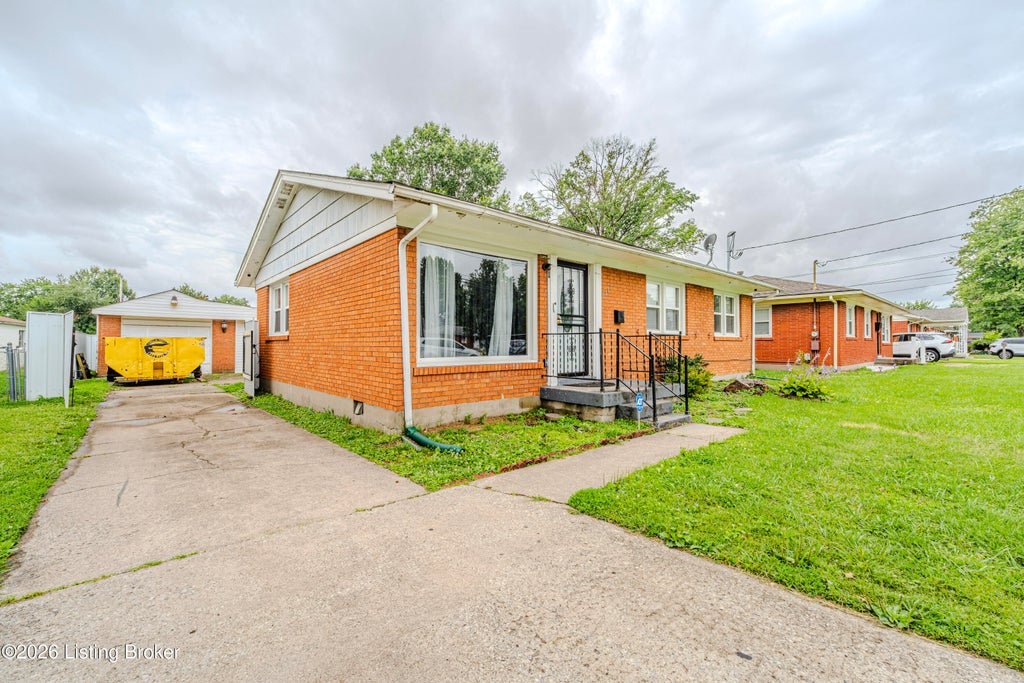 Photo of 3416 E Indian Trail, Louisville, KY 40213 (MLS # 1721923)