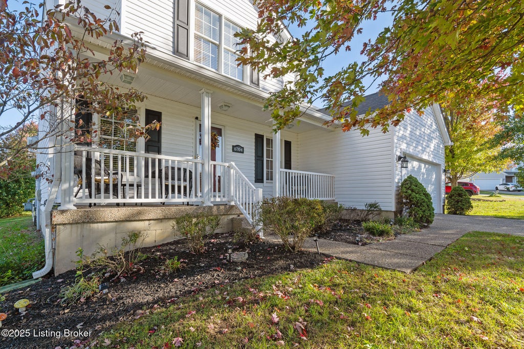 Photo of 6704 Bluffview Cir, Louisville, KY 40299 (MLS # 1717186)