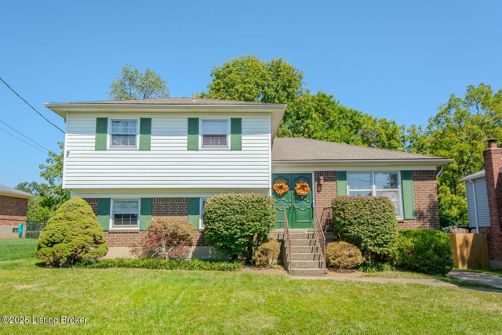 Photo of 10203 Westwego Pl, Jeffersontown, KY 40299 (MLS # 1697052)