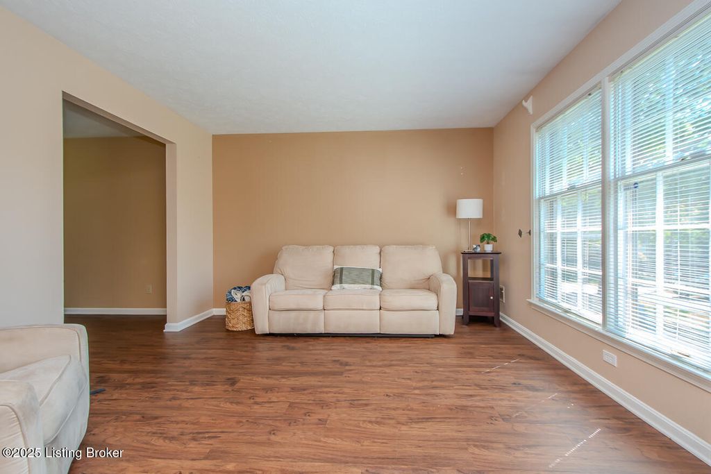 Photo of 10203 Westwego Pl, Jeffersontown, KY 40299 (MLS # 1697052)